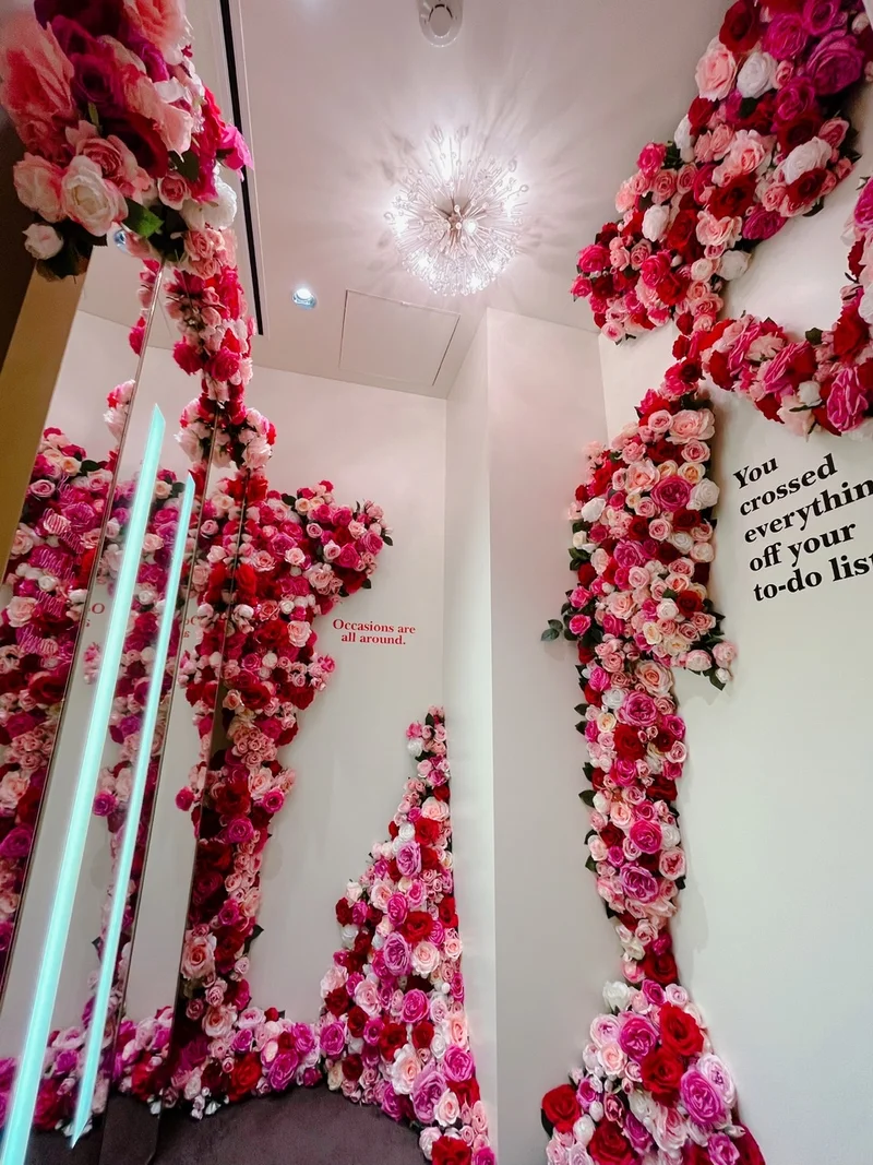 バラの花で飾られたフィッティングルーム