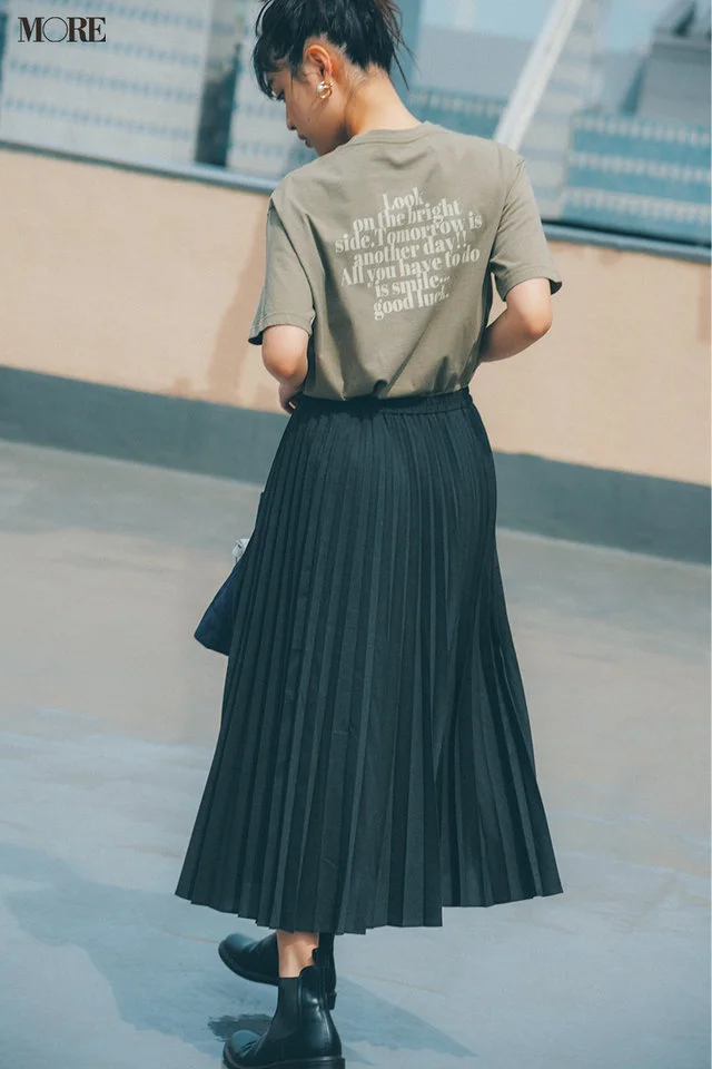 【レディースTシャツコーデ】プリントTシャツ×黒プリーツスカートのコーデ