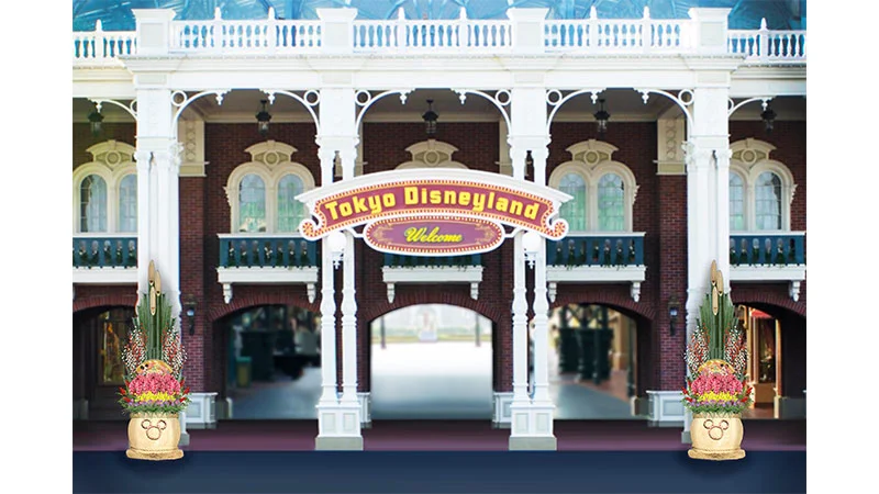 ディズニーランド2023年お正月ワールドバザールの入口には、ミッキーマウスとミニーマウスの飾りが施された門松が