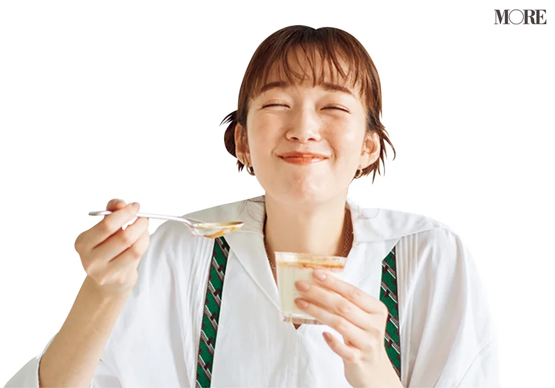 佐藤栞里が神奈川県のおすすめお取り寄せグルメ「しょうゆきゃふぇ」の生プリンを食べている様子