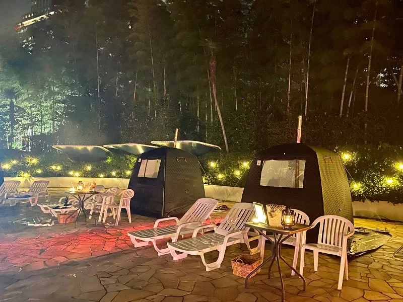 「NAKED NIGHT SAUNA HOTEL NEW OTANI -CITY RETREAT-」。夜の部に設置されたテント型サウナ『MORZH』の外観