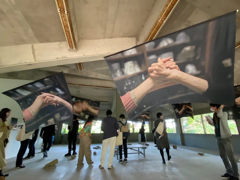 やんばるアートフェスティバル：六田原展望台のコムアイの作品