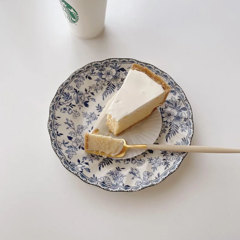 『15℃』のチーズケーキを自宅で楽しむ様子。おうちカフェ。