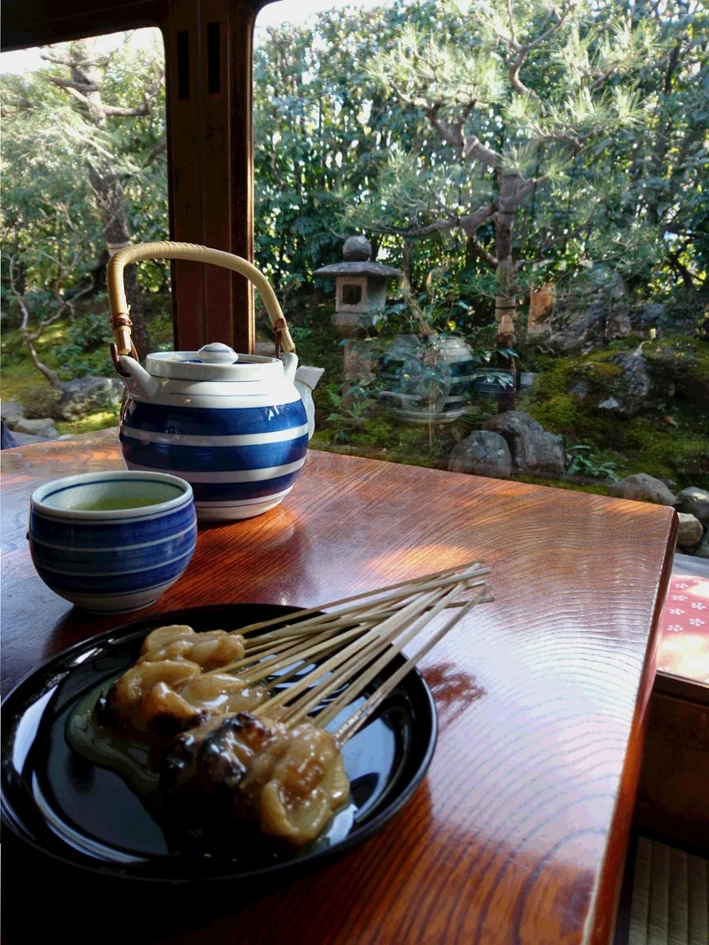 【京都】お座敷でゆったり、、白味噌でいただく「あぶり餅」