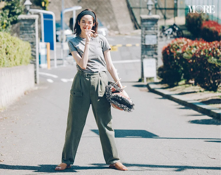 グレーのTシャツにカーキ色のパンツを履いた佐藤栞里