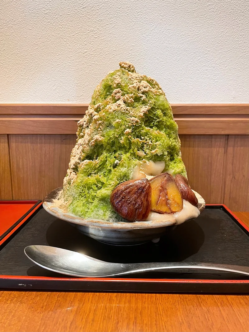 老舗の和菓子屋「志むら」のかき氷「和栗と玄米茶」