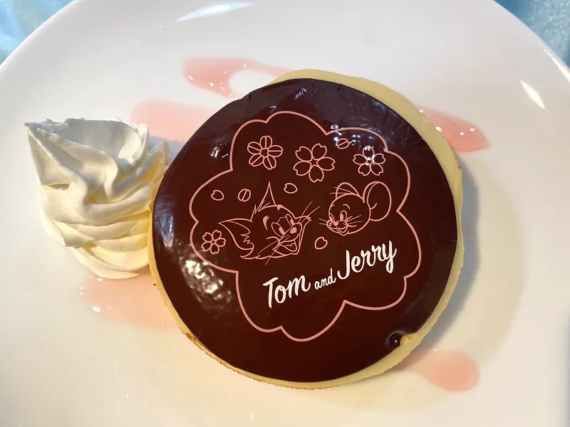 タリーズ×トムとジェリー新作フード「トムとジェリー ふんわり桜チョコスフレケーキ」