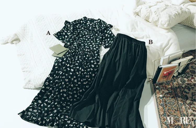 黒のサマードレスとフレアスカート