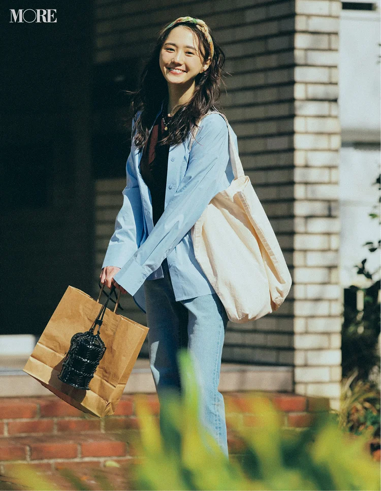 ブルーのロングシャツとデニムのGUコーデの鈴木友菜