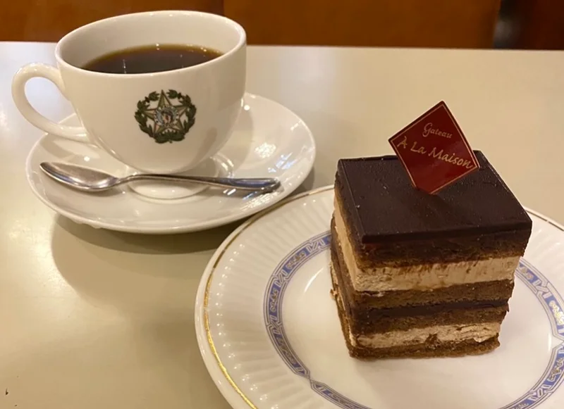 オペラ(ケーキ)とコーヒー