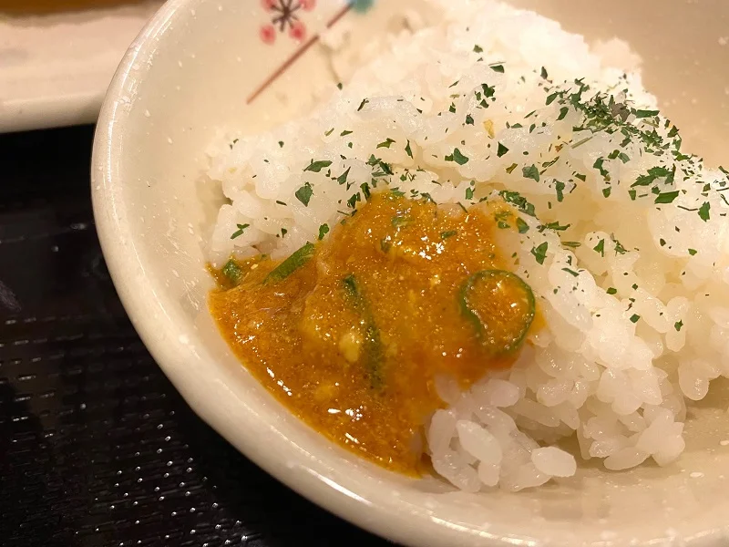 【丸亀製麺】TOKIO・松岡昌宏さんと共同開発した「トマたまカレーうどん」についてくる「ひと口ごはん」