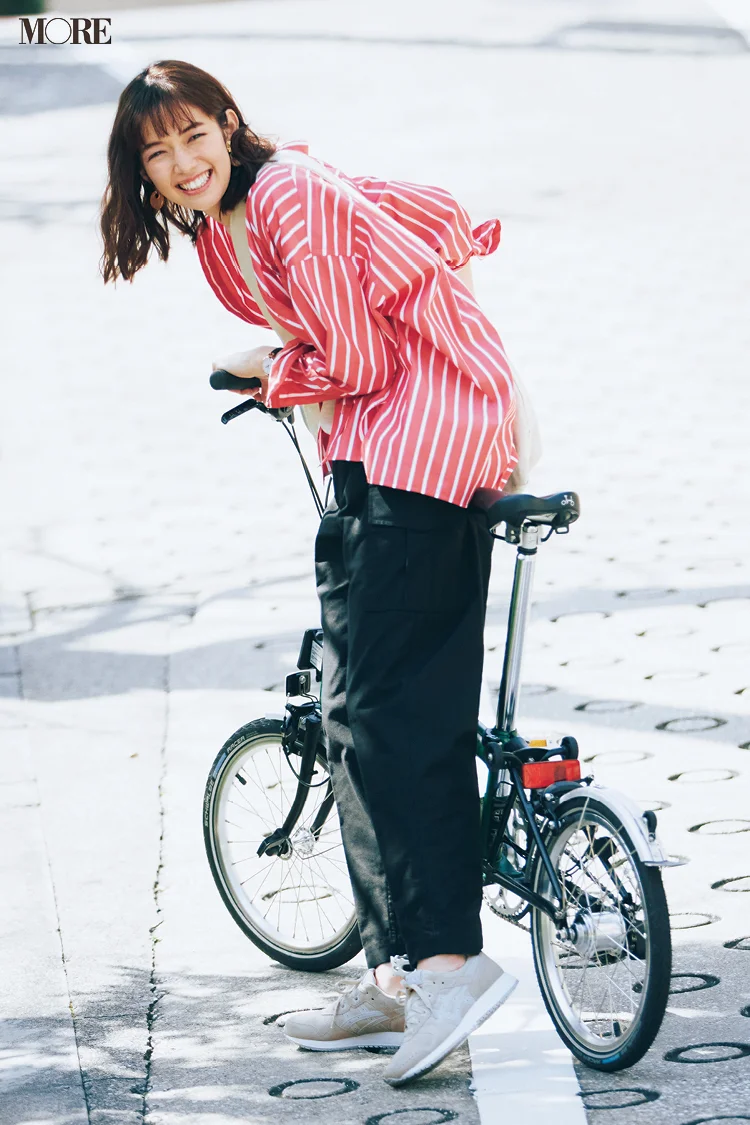 【今日のコーデ】アシックスのスニーカーに自転車、シャツコーデの佐藤栞里