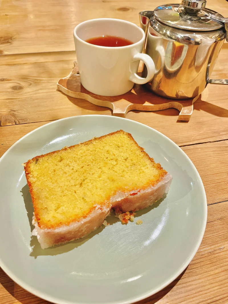 東京・幡ヶ谷にある“Sunday Bake Shop（サンデーベイクショップ）”の上がじゃりっとしたレモンケーキ