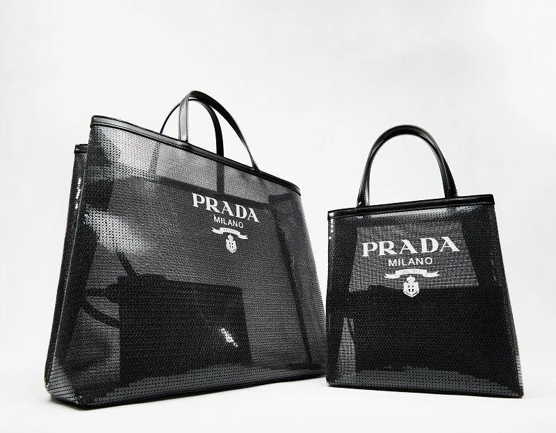 プラダのバッグ。横浜のポップアップで発売される黒いスクエアデザイン