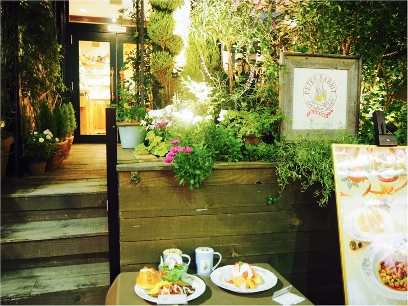 《絵本の世界でディナーを堪能★》イギリスのガーデンカフェで、ピーターラビットと一緒に食事が楽しめちゃいます♡♡