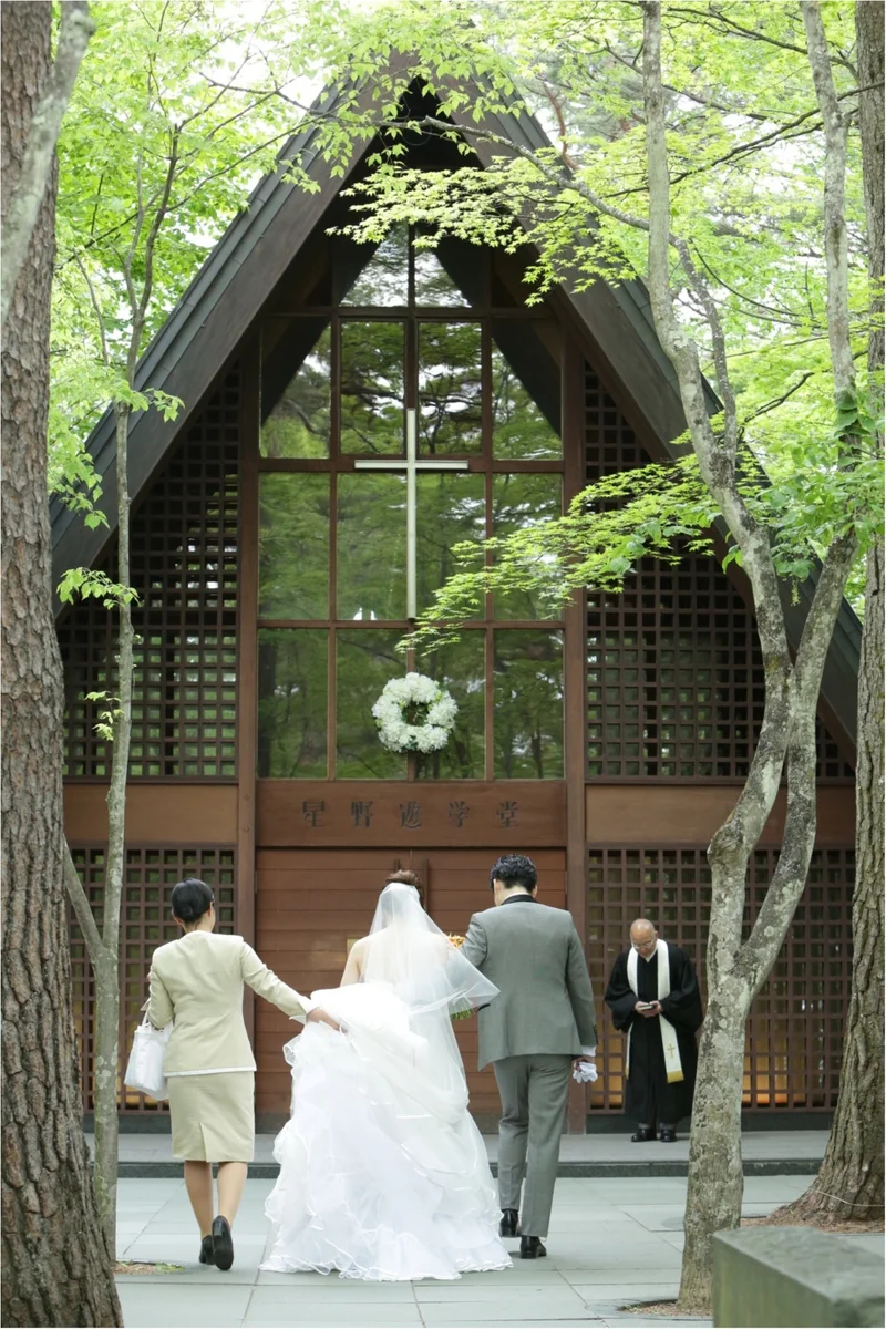 軽井沢高原教会で結婚式をあげる花嫁は幸せの画像_3