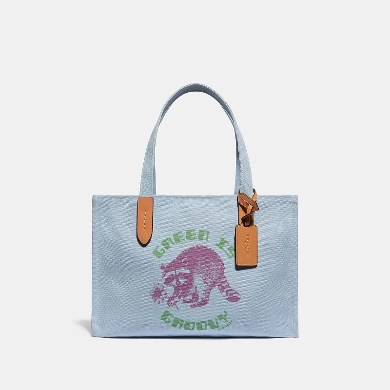 『COACH』新作コレクションのリサイクルペットボトル素材のバッグ