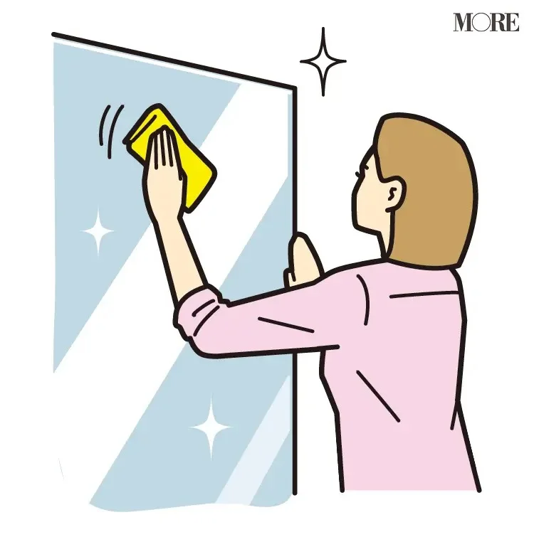 風水の開運掃除法で鏡を拭く女性
