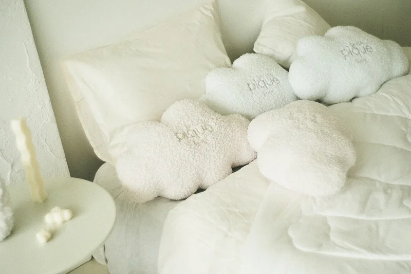 『ジェラート ピケ』の寝具ライン「gelato pique sleep」。「雲クッション」がベッドに並んでいる様子