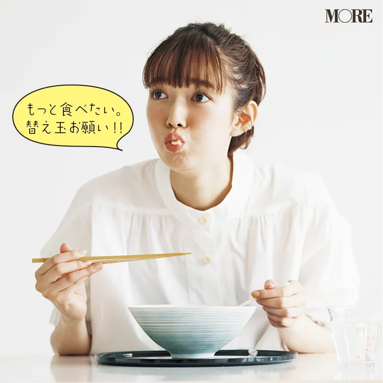 佐藤栞里が、山形県のおすすめお取り寄せグルメ「麺屋酒田」のラーメンを食べている様子