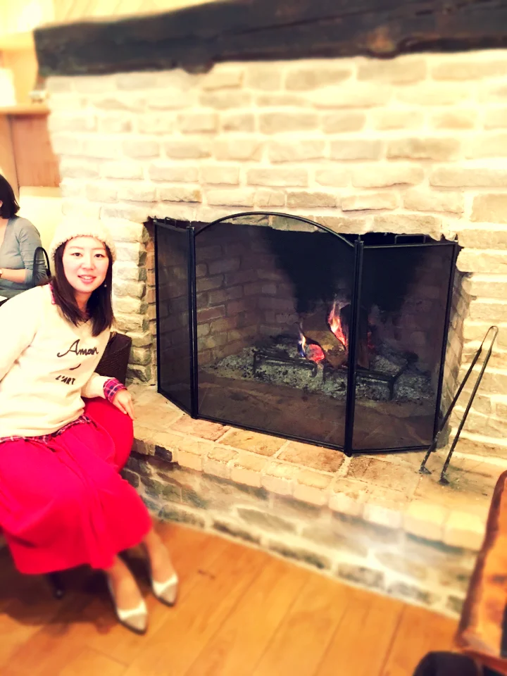 赤を着てでかけよう❤️暖炉のあるカフェでの画像_15