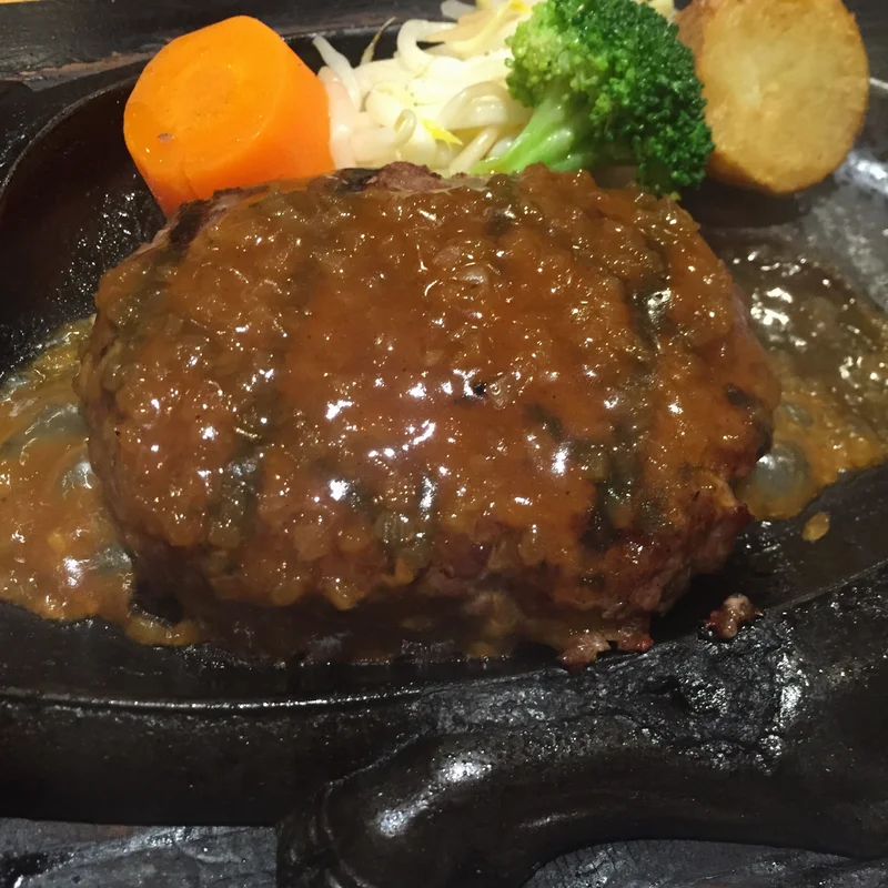 静岡来たら食べておきたい！開店前から列ができる【さわやか】のハンバーグ♡