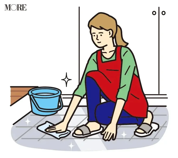 風水の開運掃除法で玄関の床を水拭きする女性