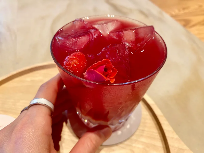 スタバ、ロースタリー桜メニュー「ローズ  ラズベリー ＆ ライチ ティー」