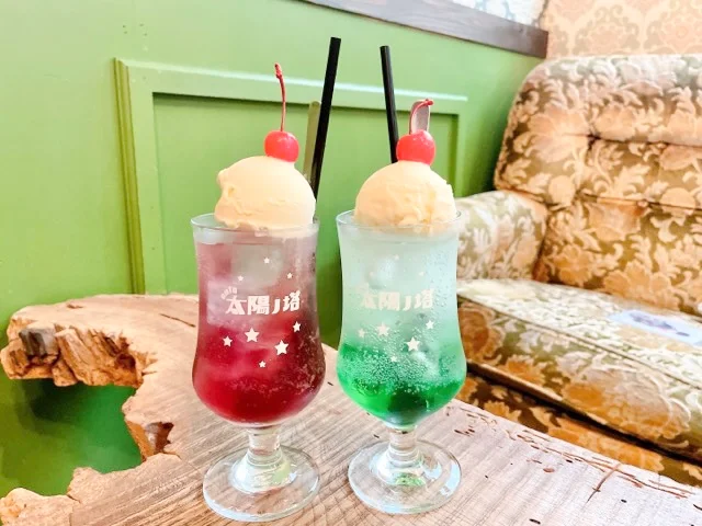【大阪・推し活カフェ】「太陽ノ塔」でメンバーカラーのクリームソーダを頼もう！