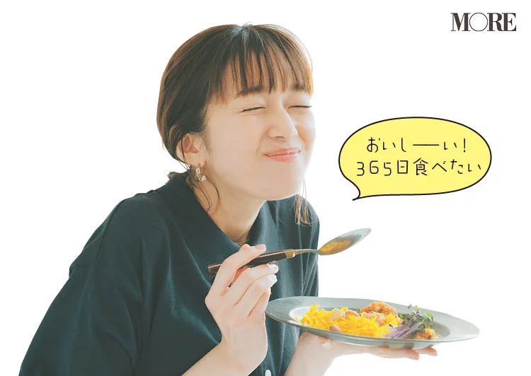 佐藤栞里が岡山県のおすすめお取り寄せグルメ「全感覚スパイス」のスパイスカレーセットを食べている様子