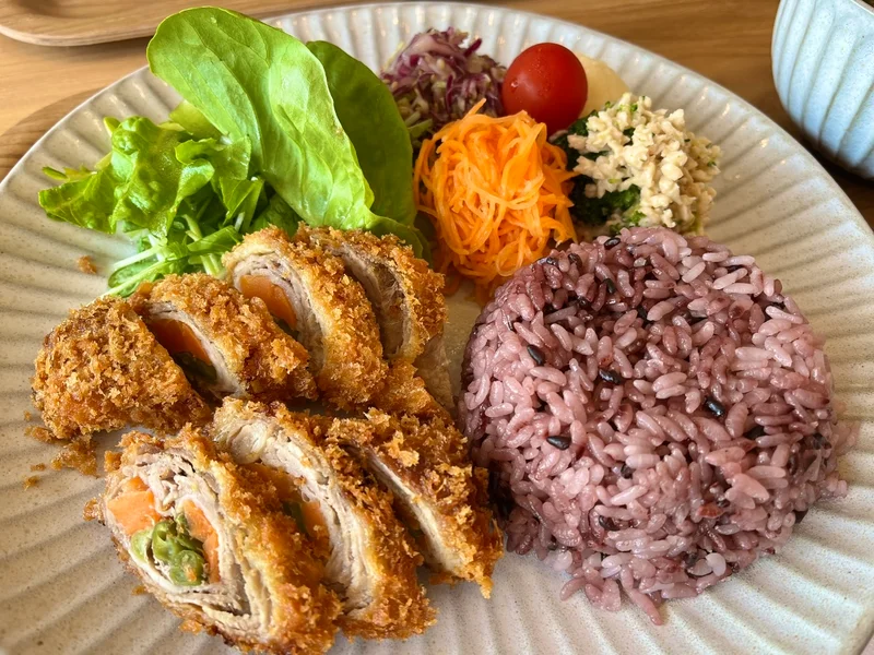 「奈良」天理の「タニタカフェ」の週替わりランチメニュー「豚肉野菜巻きフライ」