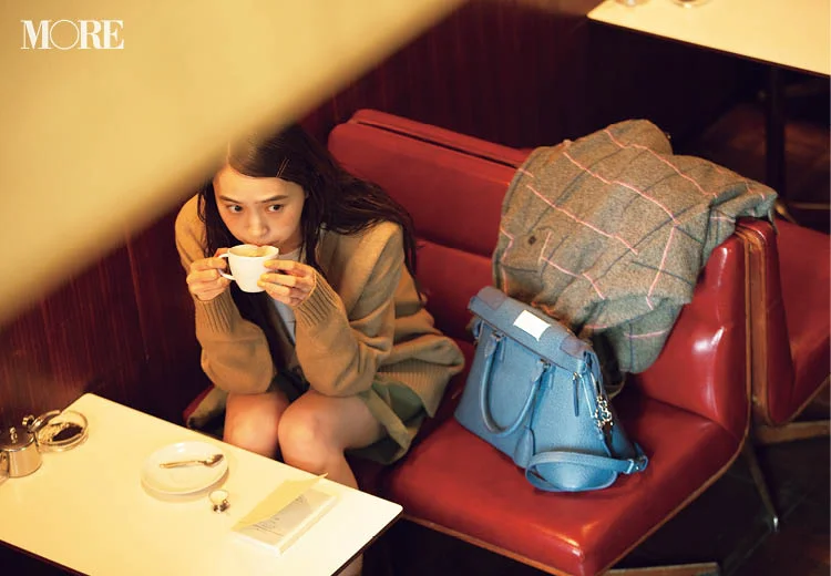 喫茶店の椅子に座ってコーヒーを飲む井桁弘恵