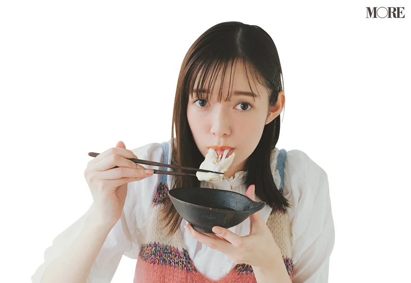 佐藤栞里が青森県のおすすめお取り寄せグルメ「LOCO・SIKI」のしゃぶしゃぶセットを食べている様子