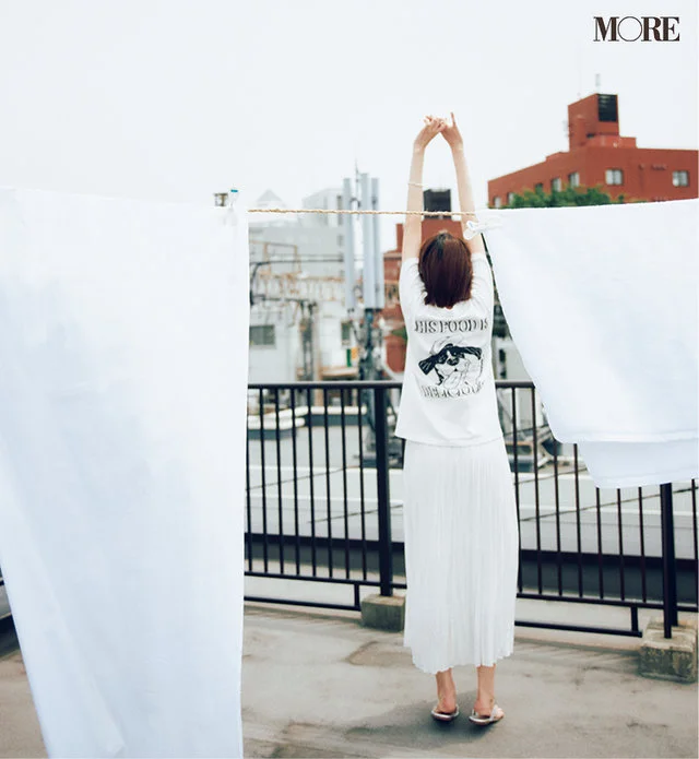 【レディースTシャツコーデ】プリントTシャツ×白プリーツスカートのコーデ