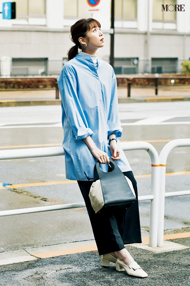 【今日のコーデ】ゆるっとしたブルーのシャツを着た佐藤栞里