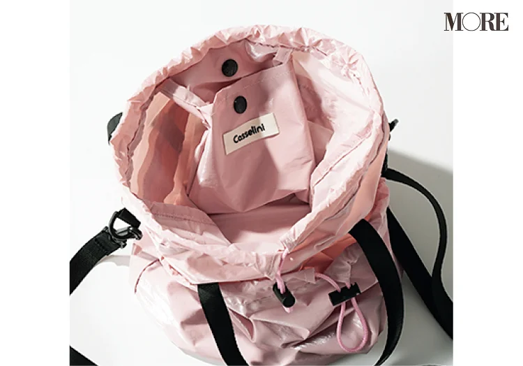 ピンクの巾着バッグの中身