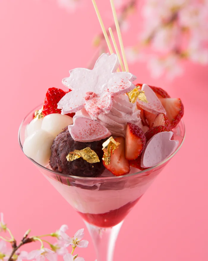 『インターコンチネンタル 東京ベイ』の桜と苺スイーツ♡ パフェにするか、パンケーキにするか、それが問題だ！【4／15（日）まで】