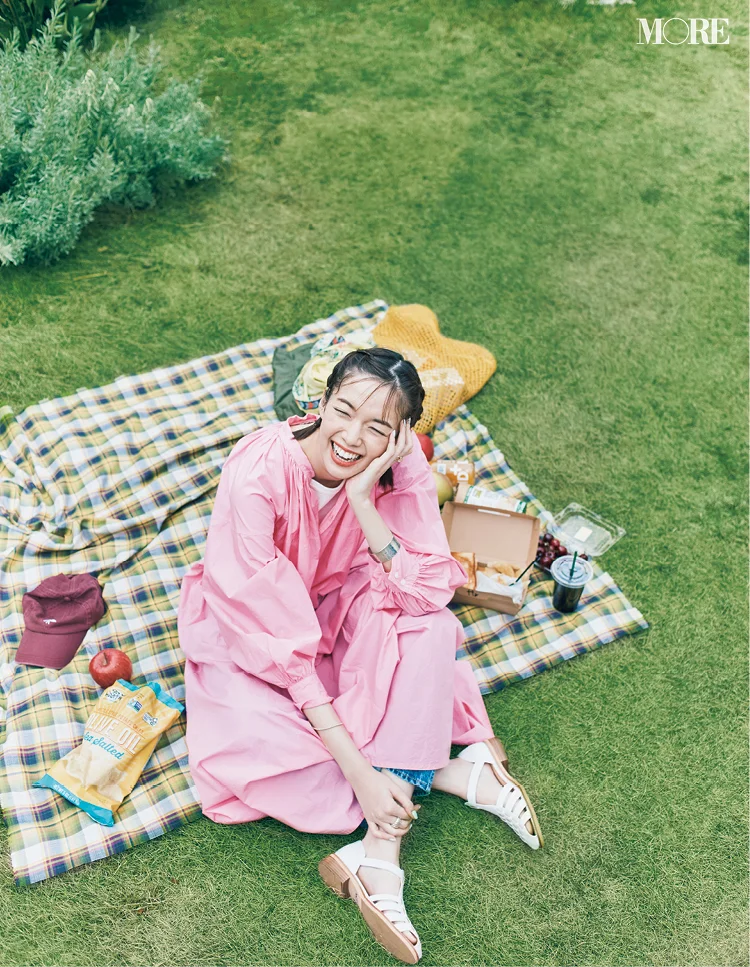 ピンクのワンピースを着た佐藤栞里がピクニックをしている