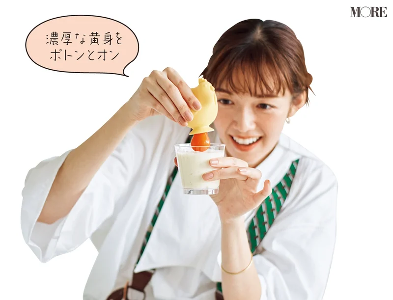 佐藤栞里が神奈川県のおすすめお取り寄せグルメ「しょうゆきゃふぇ」の生プリンを食べている様子