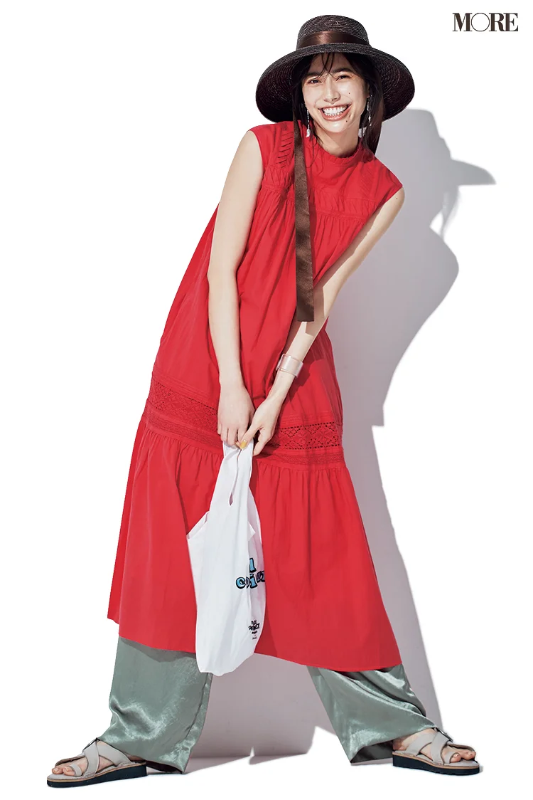 【ワンピースコーデ】赤いノースリーブワンピ＆サテン風パンツのコーデ
