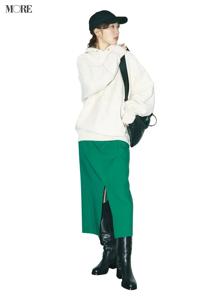 【2021-2022冬コーデ】白パーカー×グリーンのタイトスカート×ブーツ