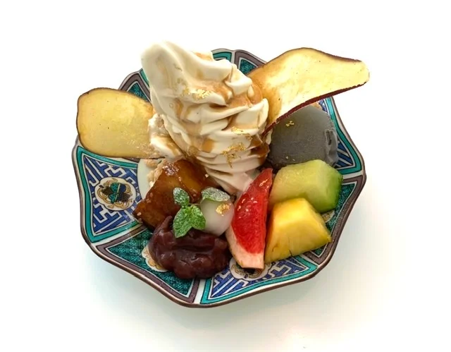 金沢21世紀美術館　 「金沢ぱふぇ」というものが 併設されているカフェにあったので注文♩  金箔が散りばめられていてアイスが絶品！ 器は石川県で作られている丸谷焼という こだわりで観光客にとっては嬉しい1品♡