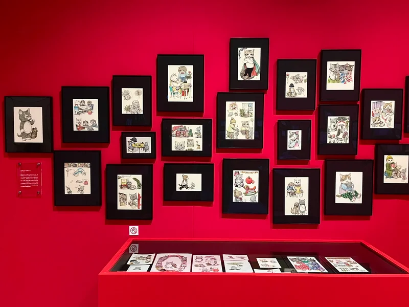 ヒグチユウコ展の赤い壁と展示された作品