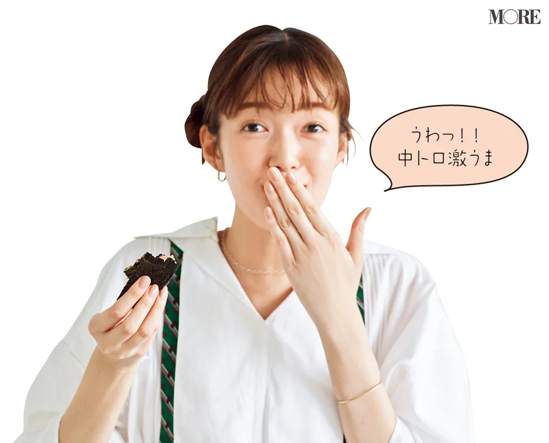 佐藤栞里が神奈川県のおすすめお取り寄せグルメ「FISHSTAND」の手巻きずしセットを食べている様子