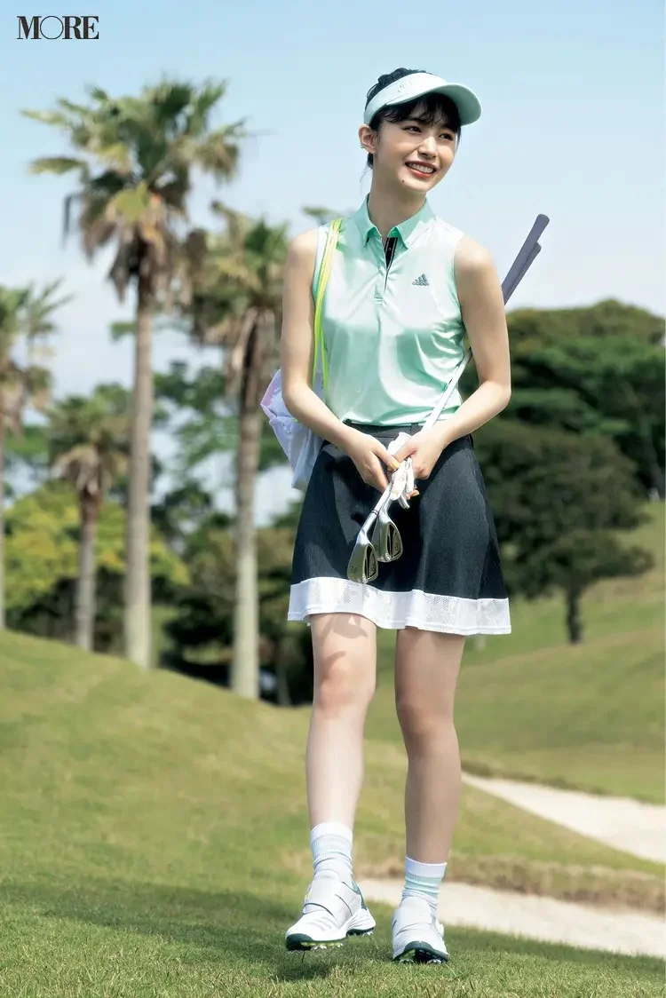『アディダスゴルフ』のポロシャツ・スカートを着た女性