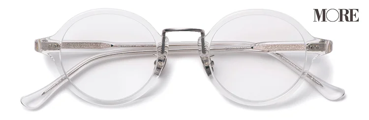流行のクリアフレームのメガネ