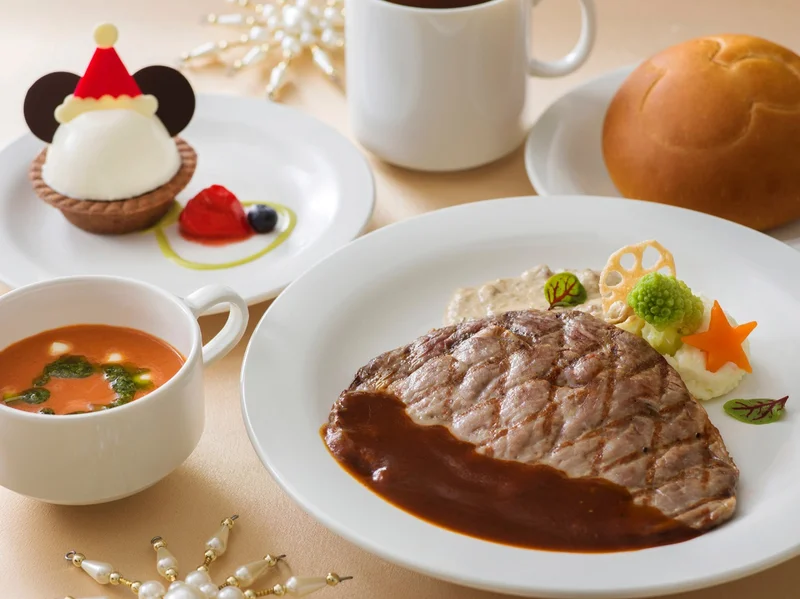 『東京ディズニーシー』の人気レストラン、2022年クリスマスメニュー！ 絶品グルメも雰囲気も堪能