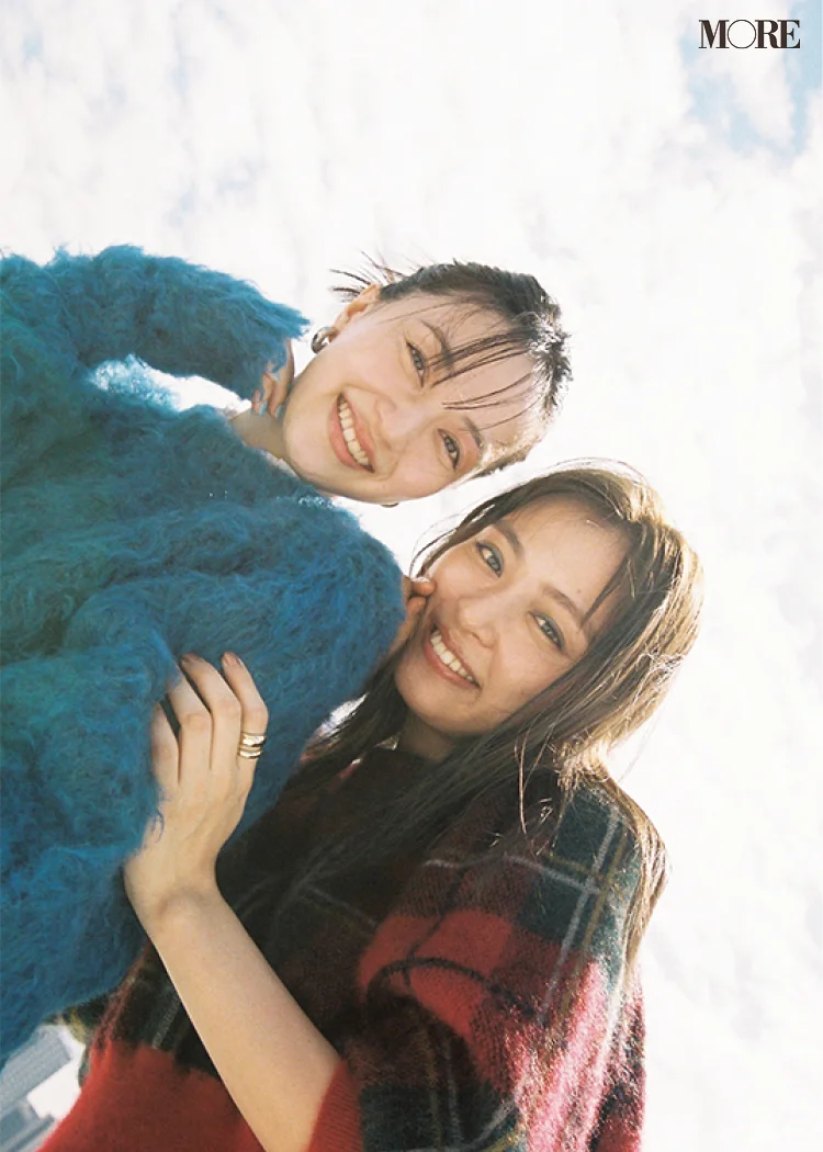 逢沢りなと内田理央が肩を寄せ合い微笑んでいる写真。MOREオフショット