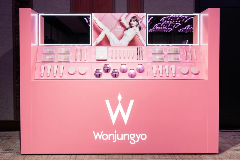 日韓共同開発コスメ『ウォンジョンヨ』ローンチ発表会での商品陳列棚