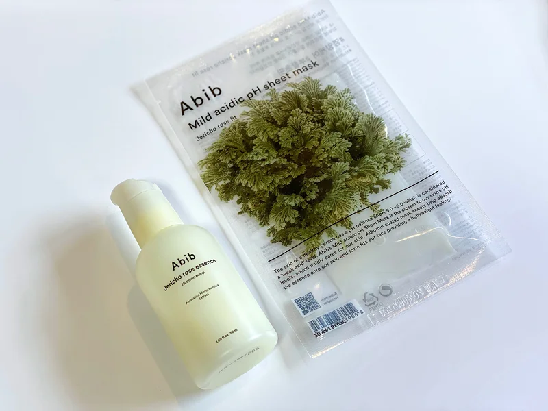 韓国コスメブランド『Abib』の復活草美容液とシートマスク。